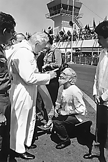 Juan Pablo II reprende al sacerdote y ministro Ernesto Cardenal en el aeropuerto de Managua, el 4 de marzo de 1983.