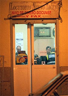 Una decena de agentes del Cuerpo Nacional de Policía registraban a la una de la madrugada de hoy el locutorio Nuevo Siglo, en el número 17 de la calle de Tribulete, en el madrileño barrio de Lavapiés. Este comercio, que mostraba dos lazos negros en señal de duelo, era regentado por uno de los detenidos.