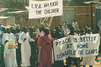 Líderes católicos y anglicanos, en una manifestación por la paz en Gulu.