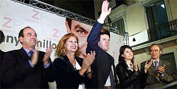 Los socialistas Segundo Bru, Carmen Alborch, Joan Ignasi Pla, Carmen Montón y Ciprià Ciscar celebran los resultados anoche frente a la sede del PSPV en Valencia.