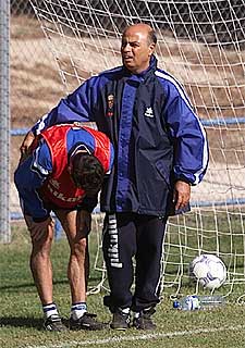Kabir Nana,  fisio  del Zaragoza, con un jugador.
