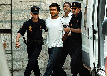 Bensakhria, presunto jefe de Al Qaeda, tras declarar en los juzgados de Benalúa (Alicante) en junio de 2000.