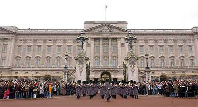 CAMBIO DE GUARDIA EN LONDRES EN MEMORIA DE MADRID.