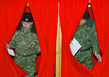 Dos soldados de la flota del mar Negro salen de las cabinas de voto en Sebastopol.