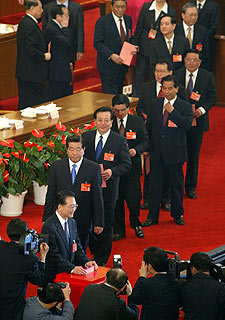 El primer ministro chino, Wen Jiabao, vota en el Parlamento, ayer.