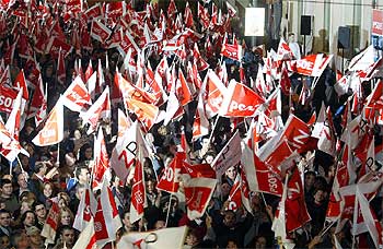 Militantes del PSOE festejan la victoria en la sede del partido.