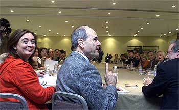 Manuel Chaves y Mar Moreno, ayer, antes de la ejecutiva regional del PSOE que analizó los resultados electorales.
