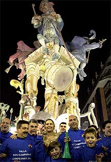 Miembros de la comisión de Nou Campanar, ayer ante la falla ganadora.