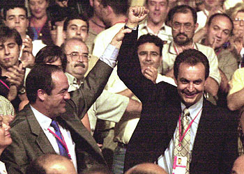 Zapatero, junto a José Bono, en el 35º Congreso Federal, en 2000, en el que resultó elegido secretario general del PSOE.