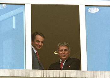 Zapatero, junto a Felipe González, en octubre de 2002.