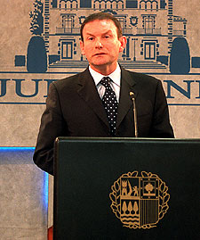 Ibarretxe, durante su comparecencia en Vitoria.