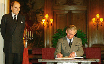 EL PRÍNCIPE CARLOS DA SUS CONDOLENCIAS.