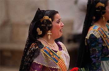 UNA OFRENDA CON CRESPÓN NEGRO.