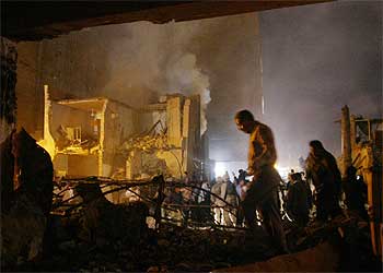 Equipos de rescate trabajan en las ruinas de un hotel del centro de Bagdad destruido, ayer,  por un coche bomba.