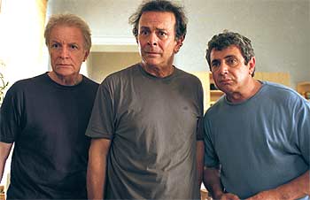 De izquierda a derecha, André Dussollier, Roland Giraud y Michel Boujenah, en un fotograma de  Tres solteros y un biberón, 18 años después. 