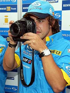 Alonso saca fotos, ayer, en el circuito de Sepang.