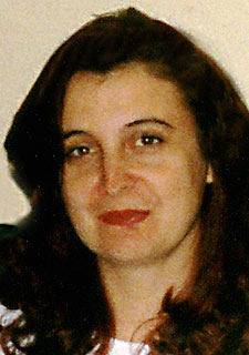 TINKA DIMITROVA PAUNOVA   Tan lejos de su hija, tan cerca de un hijo ajeno