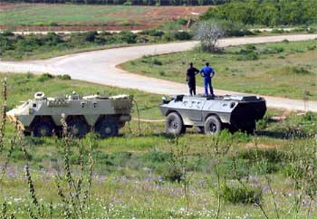 Dos tanquetas en la pista de pruebas de SBB de Alcalá de Guadaíra, ayer tras el accidente que costó la vida a dos trabajadores.rnrnLa madre de uno de los fallecidos, tras conocer la noticia.