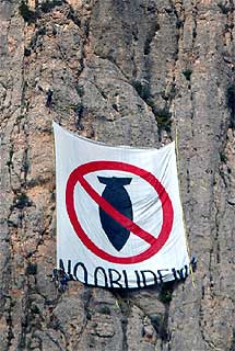 Integrantes de la Plataforma per la Pau despliegan una pancarta contra la guerra ayer en Montserrat.