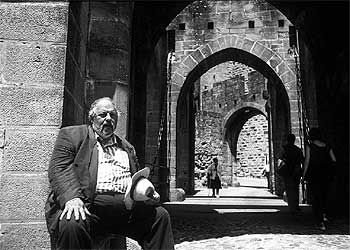 Peter Berling, a la entrada de la ciudad medieval de Carcasona.