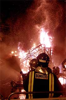 La falla de las calles Ribera-Convento Santa Clara, en el centro de Valencia, anoche, envuelta en llamas.