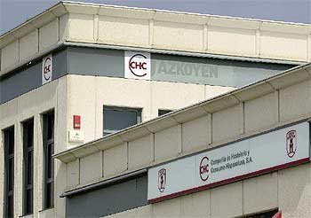 Fachada de la empresa Azkoyen, situada en un polígono de Pamplona.