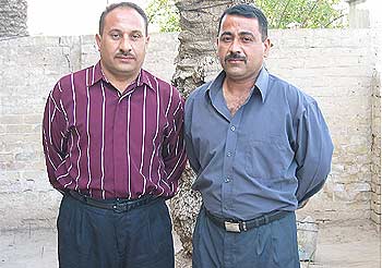 Ámer Manhal (izquierda) y Mohamed Abu Hamed, en el patio de la casa de Manhal en Bagdad.