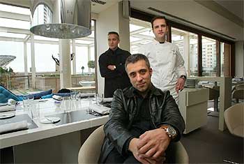 Sergi Arola (en primer término) junto al  chef  Angel Palacios y Eduard Arola, director del nuevo restaurante del hotel Arts.