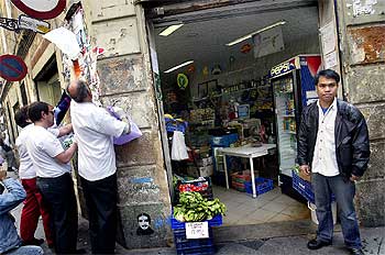 Vecinos del Raval limpian el barrio