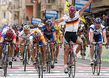 Freire, por el centro, se adelanta a Zabel, que ya nota su error. A la izquierda, O'Grady, y a la derecha, Petacchi.