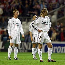 Beckham, con los brazos en jarras, Guti y Roberto Carlos, tras uno de los goles del Athletic.