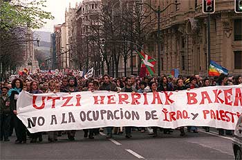 Cabecera de la manifestación llevada a cabo en Bilbao en el aniversario de la guerra de Irak.