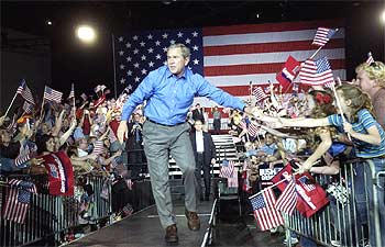 El presidente George Bush saluda a sus simpatizantes durante un mitin electoral en Orlando (Florida) ayer.