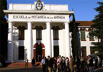 Un grupo de antiguos presos argentinos visita un centro de tortura de la dictadura.