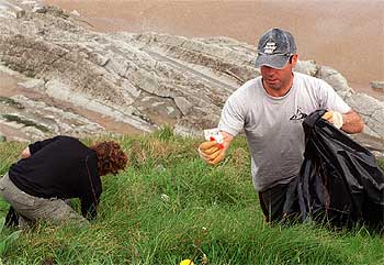 Voluntarios contra la suciedad de las playas