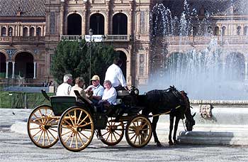 Un grupo de turistas, ayer, en la Plaza de España de Sevilla, ciudad que registró la máxima temperatura (28º).