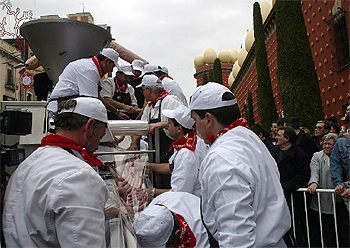 El Año Dalí muestra la butifarra más larga