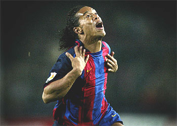 Ronaldinho celebra su gol.