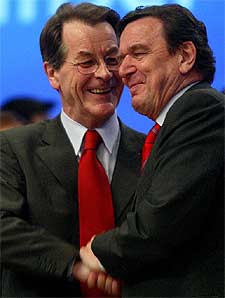 Müntefering, izquierda, junto a Schröder.