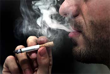 Un fumador con un cigarrillo.