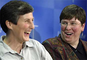 Karen Dammann, a la derecha, con su compañera, Meredith Savage, tras conocer el veredicto del tribunal.