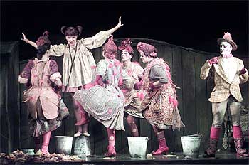 Un momento del ensayo general de  La zorrita astuta. 