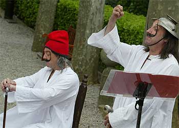 Los actores Xavier Boada, sentado, y Ramon Fontseré representaron ayer en Púbol la dualidad de Dalí.