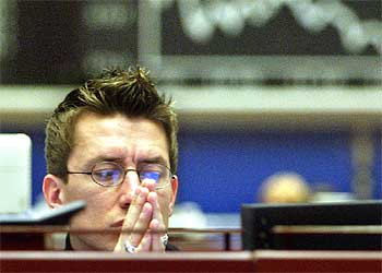 Un operador de la Bolsa de Francfort muestra ayer su preocupación por la marcha del mercado.