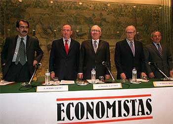 De izquierda a derecha, Rato, Lagares (presidente del Colegio de Economistas), Boyer y Solchaga.