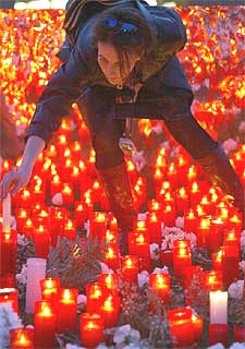 Una joven enciende velas ayer en la Complutense en homenaje a las víctimas del 11-M.