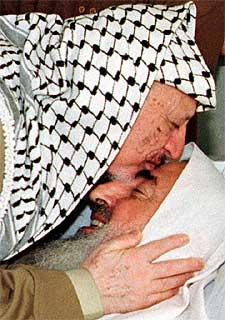 Arafat besa a Yassin en 1997, durante un visita del  rais  de Jordania.