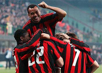 Seedorf, Kaká y Shevchenko (de izquierda a derecha) se abrazan a Cafú (arriba) y otros compañeros tras uno de los goles del Milan.