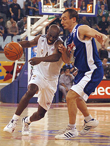 Bennett trata de zafarse de Azofra en una entrada a canasta.