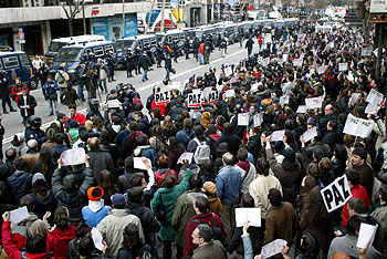 Concentración ante la sede central del PP en la tarde del 13 de marzo.